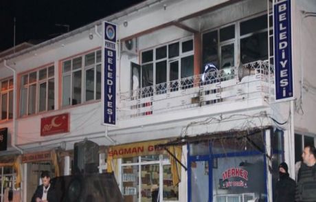 Belediye Ve Ak Parti Binasına Molotoflu Saldırı