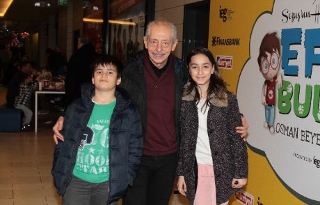 Genco Erkal Torunlarıyla Sezuş İzledi