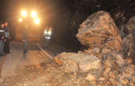 Nazilli'de Heyelan Yol Kapattı