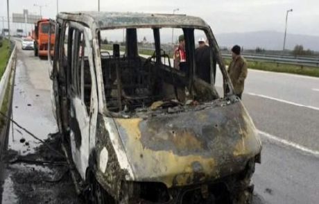 Arızalanarak Yanan Minibüs Hurdaya Döndü