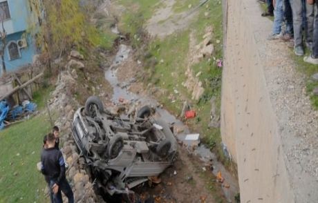 Cizre'de Kamyonet Şarampole Yuvarlandı