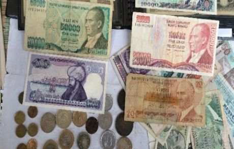 Eski Paraları Satarak Geçiniyor