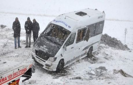 Öğretmen Servisi Devrildi: 12 Yaralı!