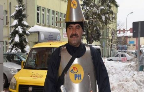 'bela Savar' Postacı Zırhıyla İş Başında