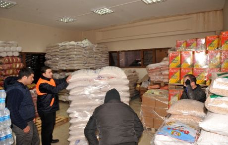 Suriyeli Mültecilere 3 Tır İnsani Yardım