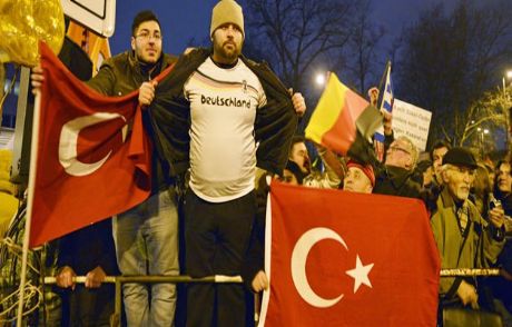 Pegida'ya Kapak Gibi Gönderme!