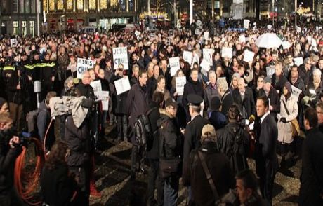 Paris'teki Saldırıya Tepkiler Sürüyor
