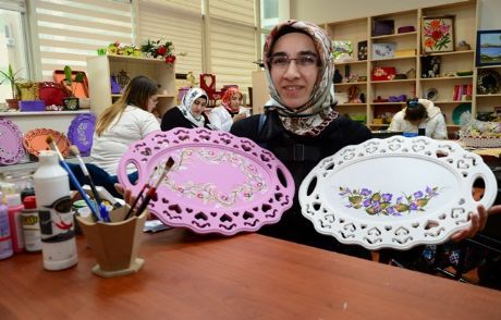 Spastik Engelli Esra Herkesin Takdirini Topluyor