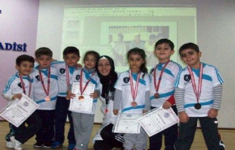 Minik Yüzücüler Madalya Aldı