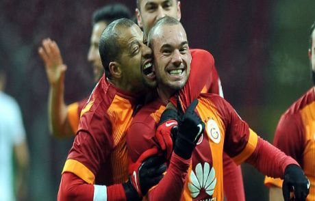 Melo Sneijder'i Isırdı!