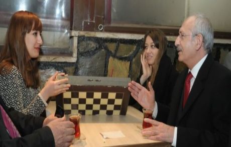 Kılıçdaroğlu Gençlerle Tavla Oynadı