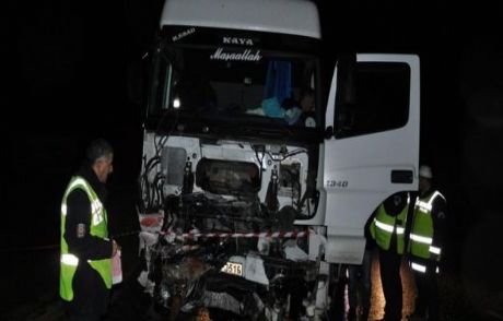 Tır İle Otomobil Çarpıştı