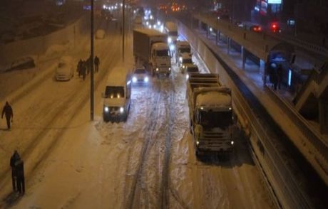 Yoğun Kar Yağışı Haramidere'yi Felç Etti