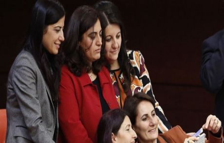 Hdp'li Vekiller Tbmm'de Selfie Yaptı