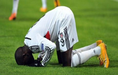 Demba Ba Camiye Çağırdı!