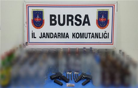Kaçak Silah Ve Alkol Yakalandı