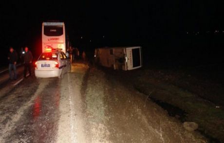 Lastiği Patlayan İşçi Servisi Devrildi