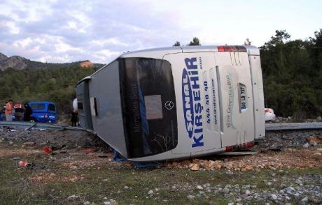 Antalya'da Yolcu Otobüsü Devrildi