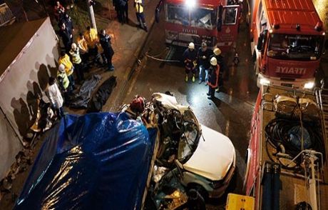 Otomobil Tır'a Arkadan Çarptı
