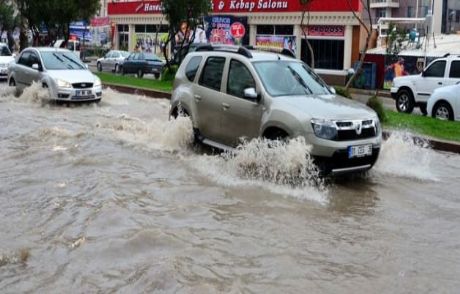 Adana'da Yağış Hayatı Felç Etti
