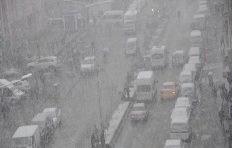 Hakkari'de Kar Yağışı Etkili Oluyor