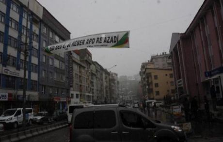 Hakkari'de 'apo'ya Özgürlük' Pankartı