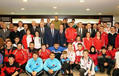 Vali'den Şampiyonlara Ödül