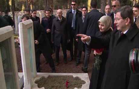Davutoğlu'nu Şaşırtan Mezar Taşı