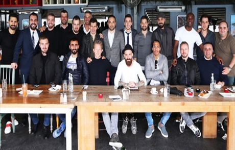 Emre Belözoğlu Tüm Takımı Topladı!