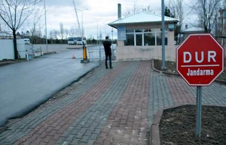 Cezaevinde Eşinin Boğazını Kesip Öldürdü