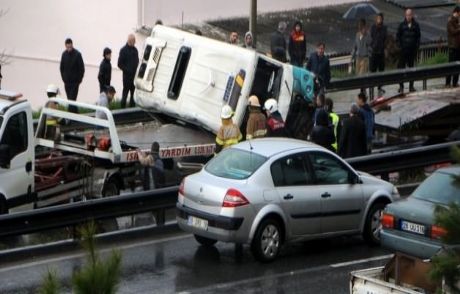 Yolcu Minibüsü Devrildi: 4 Yaralı