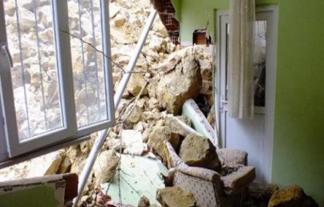 Toprak Kaydı Apartman Duvarını Yıktı