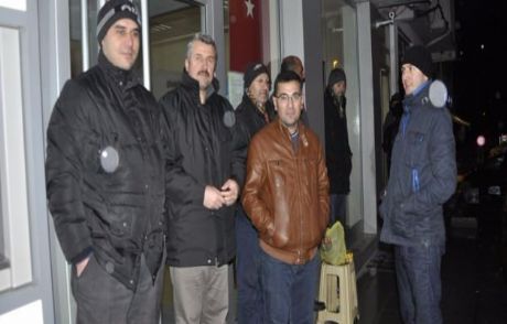 2 Gündür Banka Önünde Bekliyorlar!