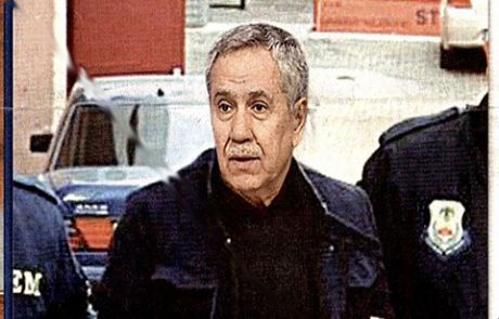 Arınç'a Kelepçe Taktılar!