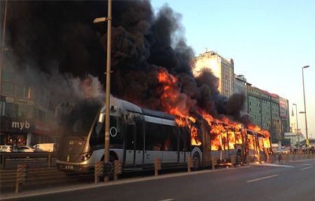 Şirinevler'de Metrobüs Sefer Sırasında Yandı