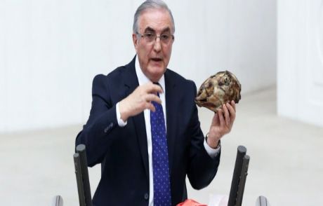 Chp'li Vekil Kürsüye Kelle İle Çıktı