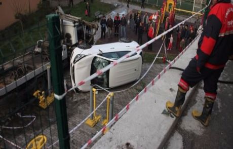 Acemi Kadın Sürücü Çocuk Parkına Uçtu
