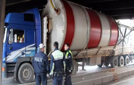 Zonguldak'ta Tır Köprüye Sıkıştı