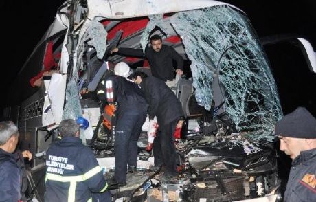 Otobüs, Tuğla Yüklü Kamyona Arkadan Çarptı