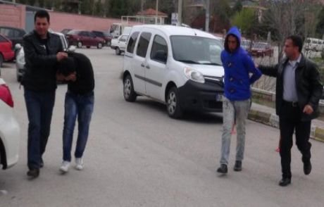 Yüzlerce Öğrencinin Arasına Ateş Ettiler