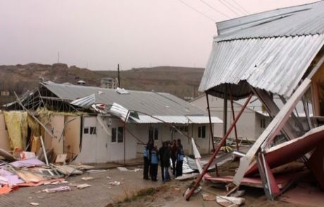 Van'da Rüzgar Çatıları Uçurdu