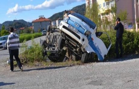Kamyonet İle Otomobil Çarpıştı