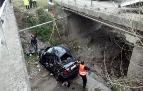 Otomobil Köprüden Uçtu