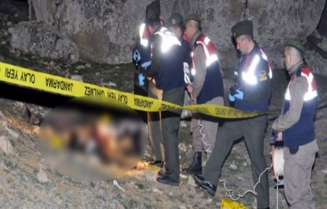 Yol Kenarında 2 Erkek Cesedi Bulundu