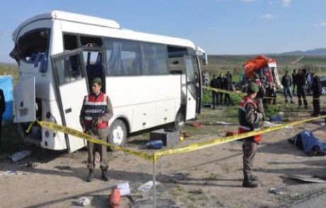 Kamyon Midibüse Çarptı