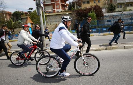 Erdoğan Pedal Çevirdi, Korumalar Depar Attı