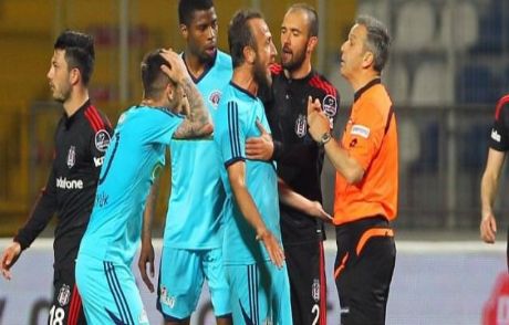Taraftara Kızdı, Kırmızı Gördü