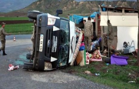 İşçileri Taşıyan Minibüs Devrildi