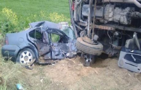 Otomobil İle Kamyon Çarpıştı
