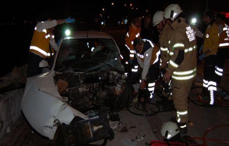İzmir'de Otomobil Yoldan Çıktı